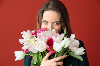 Renk arka plan üzerinde güzel Lale buketi olan kadın