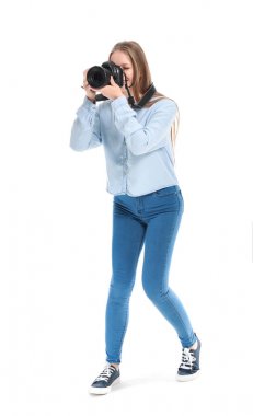 Beyaz arka planda genç bayan fotoğrafçı