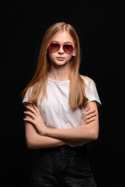 Koyu arka planda şık genç kız