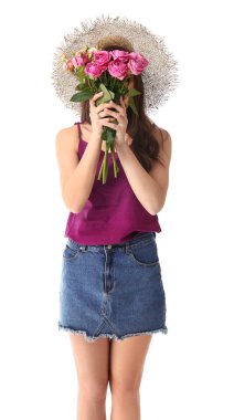 Beyaz arka planda çiçek demeti olan güzel genç bir kadın.