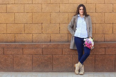 Açık havada çiçek buketi ile güzel genç kadın