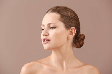 Renkli arka planda güzel genç bir kadın