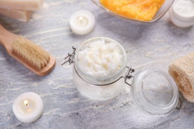 Masaüzerinde vücut scrub ile Kavanoz