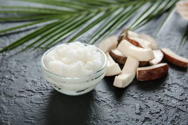 Masanın üzerinde vücut scrub ile Kase