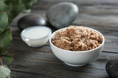 Masanın üzerinde vücut scrub ile Kase