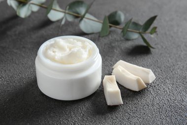 Masaüzerinde vücut scrub ile Kavanoz