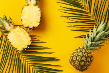 Olgun ananas ve palmiye renkli arka planda yaprakları