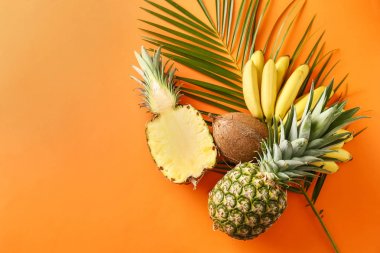 Olgun ananas, muz ve hindistan cevizi renk arka plan üzerinde