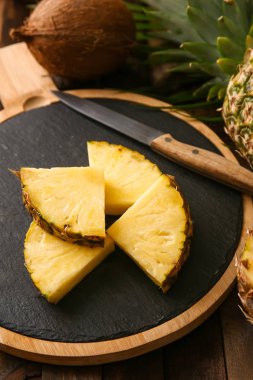 Gemide olgun ananas dilimleri