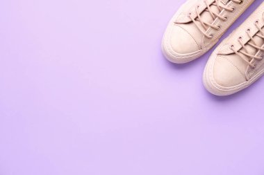 Renkli arka planda şık rahat ayakkabı çifti