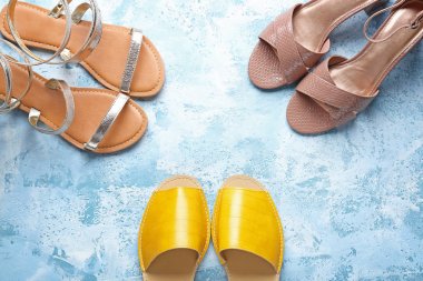 Renk arka planda farklı şık ayakkabılar