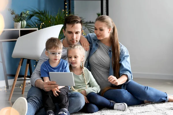 Lycklig familj titta på tecknad film hemma — Stockfoto