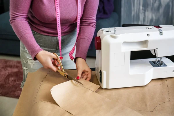 Alfaiate feminino trabalhando com padrões de costura no atelier — Fotografia de Stock