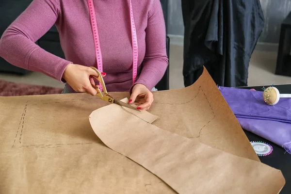 Female tailor working with sewing patterns in atelier — Stock Photo, Image