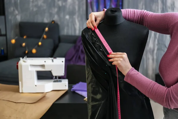 Sastre femenino trabajando en atelier —  Fotos de Stock