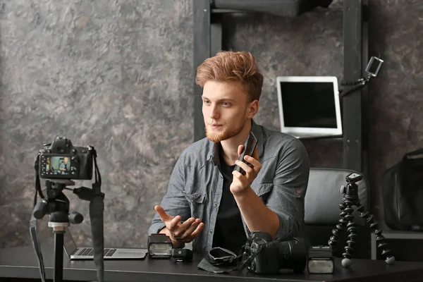 Jonge mannelijke blogger opname video thuis — Stockfoto