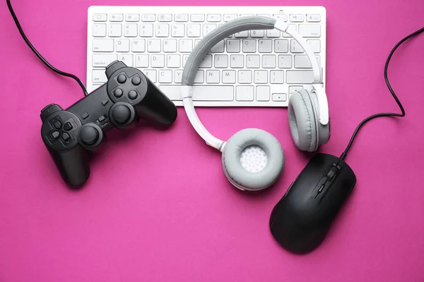 Moderne Gaming-accessoires op kleur achtergrond — Stockfoto