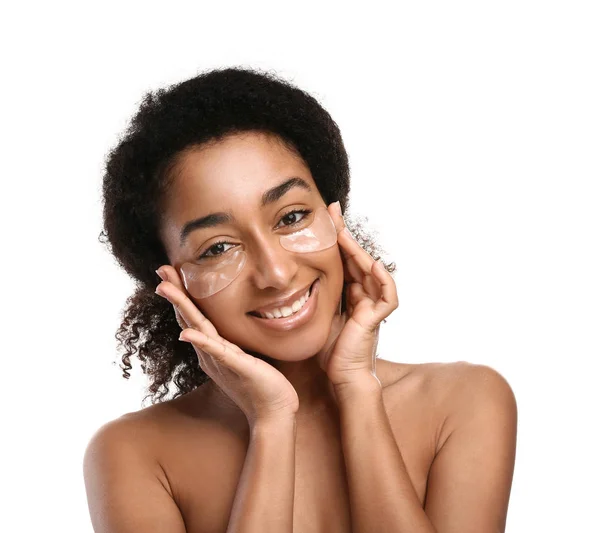 Mujer joven afroamericana con parches bajo los ojos sobre fondo blanco — Foto de Stock
