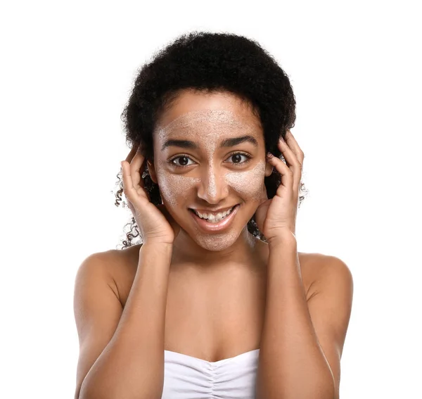 Mladá americká žena s křovinami na její tváři proti Bílému pozadí — Stock fotografie