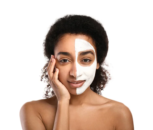Ung afro-amerikansk kvinna med mask på halva ansiktet mot vit bakgrund — Stockfoto