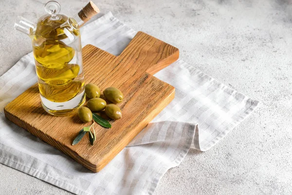 Botella de sabroso aceite de oliva sobre mesa ligera — Foto de Stock