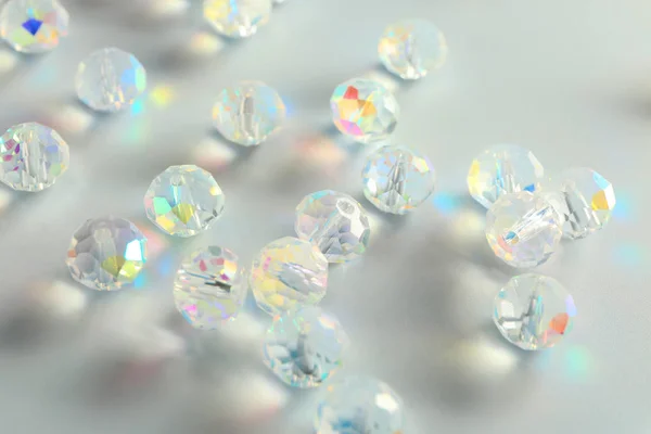 Glänzende Perlen auf weißem Hintergrund — Stockfoto