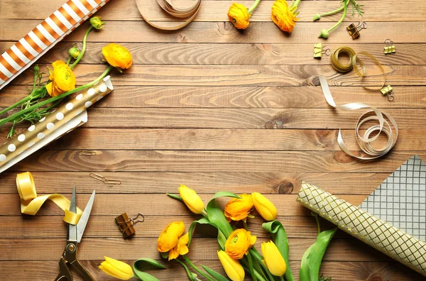 Lugar de trabajo de florista profesional sobre fondo de madera — Foto de Stock