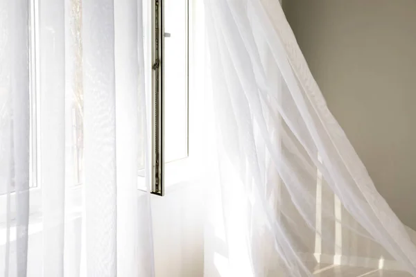 Ventana abierta con cortinas de luz en la habitación — Foto de Stock