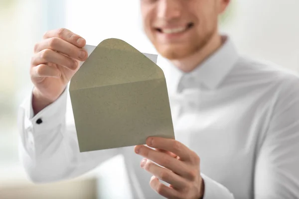 Young man receiving invitation — Stock Photo, Image