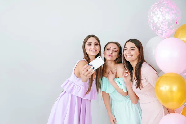 Vackra unga kvinnor som tar selfie på möhippa — Stockfoto