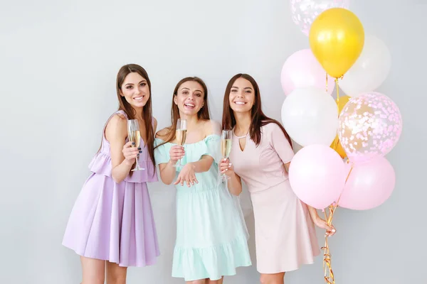 Mooie jonge vrouwen op vrijgezellenfeest — Stockfoto