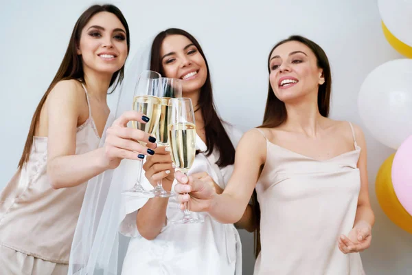 Beautiful young women drinking champagne at hen party — Stock Photo, Image