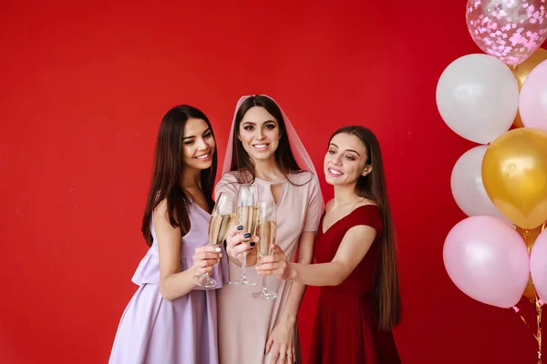 Mooie jonge vrouwen op vrijgezellenfeest — Stockfoto