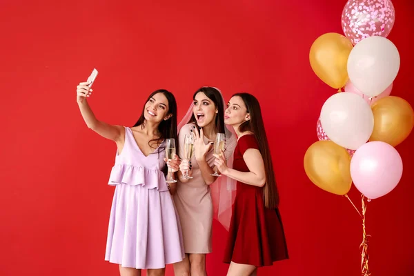 Vackra unga kvinnor som tar selfie på möhippa — Stockfoto