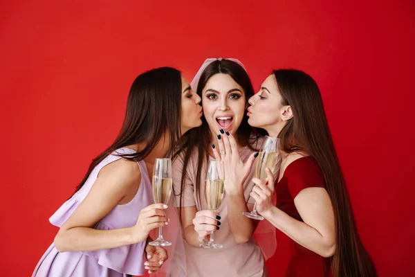 Jovens mulheres bonitas na festa das galinhas — Fotografia de Stock