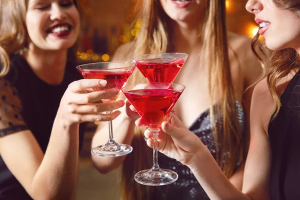 Vackra unga kvinnor med cocktails på fest — Stockfoto