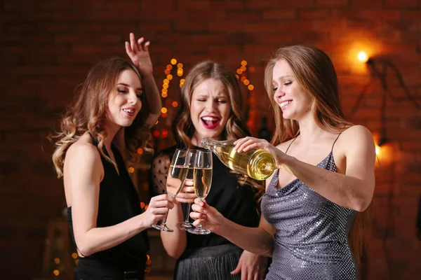 Jovens mulheres bonitas bebendo champanhe na festa — Fotografia de Stock