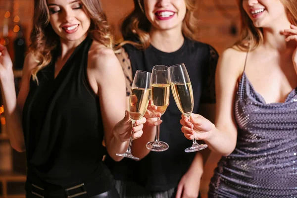 Vackra unga kvinnor dricker champagne på fest — Stockfoto