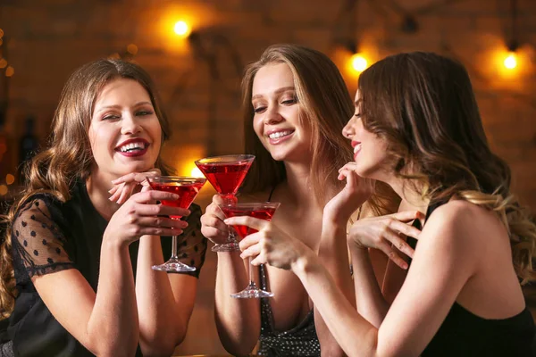 Mooie jonge vrouwen met cocktails op feestje — Stockfoto