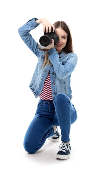 Jovem fotógrafa no fundo branco — Fotografia de Stock