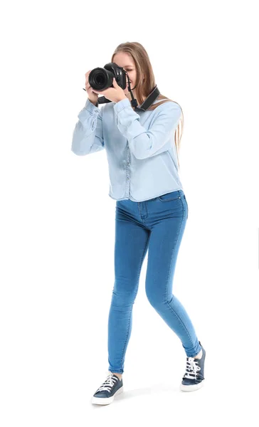 Mladá žena fotograf na bílém pozadí — Stock fotografie