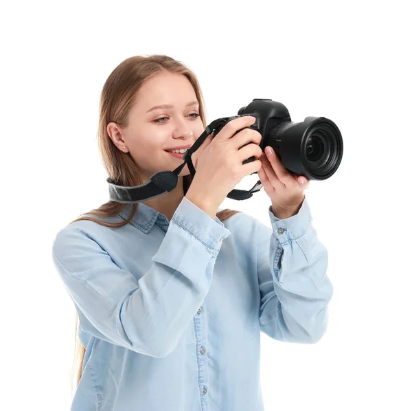 Jonge vrouwelijke fotograaf op witte achtergrond — Stockfoto