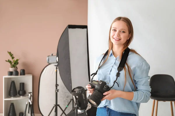 Jovem fotógrafa no estúdio — Fotografia de Stock