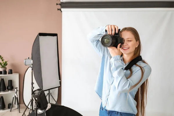 Młoda kobieta fotograf w studio — Zdjęcie stockowe