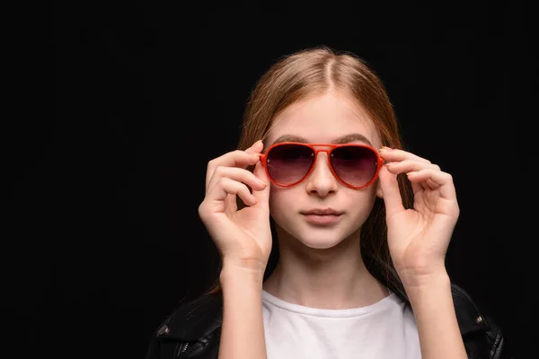 Elegante chica adolescente sobre fondo oscuro — Foto de Stock