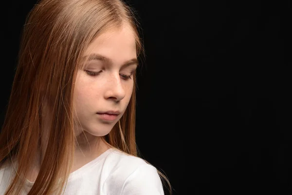 슬픈 십대 소녀 에 어두운 배경 — 스톡 사진
