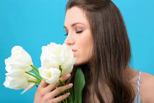 Beautiful young woman with bouquet of flowers on color background — Stock Photo, Image