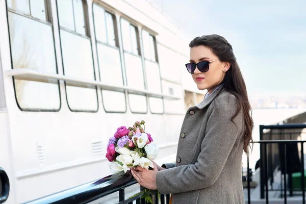 Mulher bonita com buquê de flores no dique — Fotografia de Stock