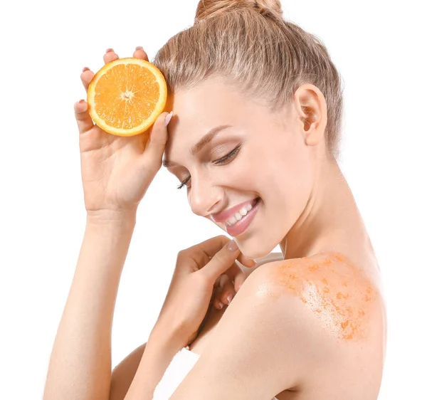 Jovem com esfoliação corporal laranja em seu corpo contra fundo branco — Fotografia de Stock