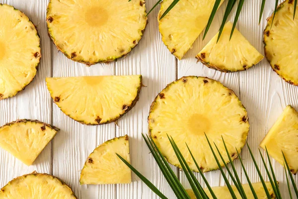Mogen skuren ananas på vit trä bakgrund — Stockfoto